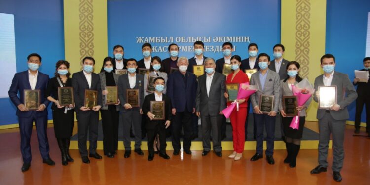 «Әулиеата үміті — 2020»: Жамбыл облысында үздік жастар марапатталды