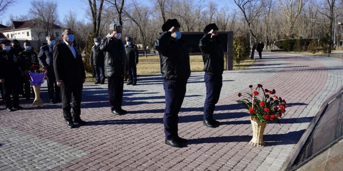 Жамбылдық полицейлер ауған соғысында қаза болған жауынгерлердің ескерткішіне гүл шоқтарын қойды