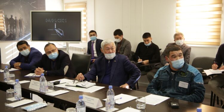Алтын өндіруші компания басшылығына тұрғындарды жұмысқа алуды ұсынды
