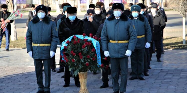 Таразда Жамбыл Жабаевтың ескерткішіне гүл шоқтары қойылды