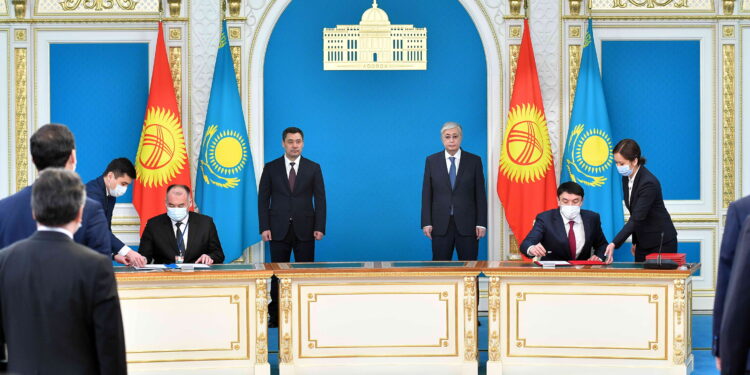 Қасым-Жомарт Тоқаев пен Садыр Жапаров кеңейтілген құрамда келіссөздер жүргізді