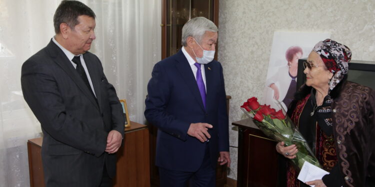 Бердібек Сапарбаев әйелдерді мерекемен құттықтады