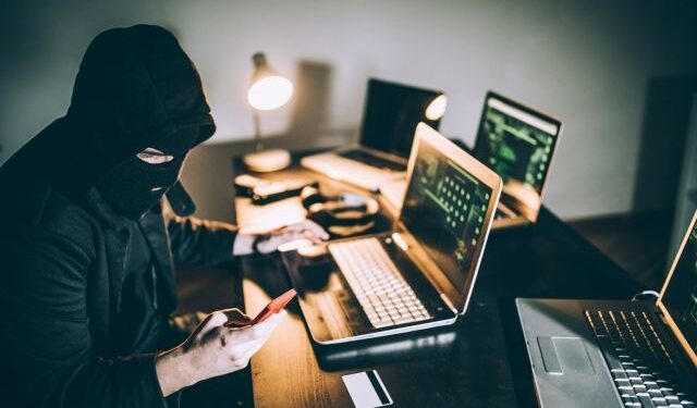 ТАРАЗ ҚАЛАСЫНЫҢ ТҰРҒЫНЫ АДАМДАРДАН 4 МИЛЛИОН ТЕҢГЕДЕН АСТАМ АҚША ҚАРАЖАТЫН ЖЫМҚЫРҒАН