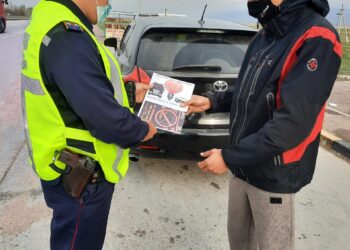 ЖАМБЫЛДЫҚ  ПОЛИЦЕЙЛЕР ЖҮРГІЗУШІЛЕРГЕ ЖОЛ ЕРЕЖЕСІН САҚТАУ ҚАЖЕТТІГІН ЕСКЕРТЕДІ