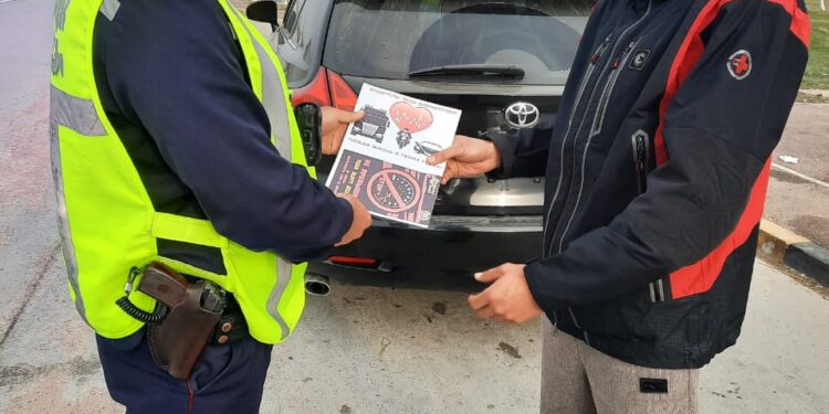 ЖАМБЫЛДЫҚ ПОЛИЦЕЙЛЕР ЖҮРГІЗУШІЛЕРГЕ ЖОЛ ЕРЕЖЕСІН САҚТАУ ҚАЖЕТТІГІН ЕСКЕРТЕДІ