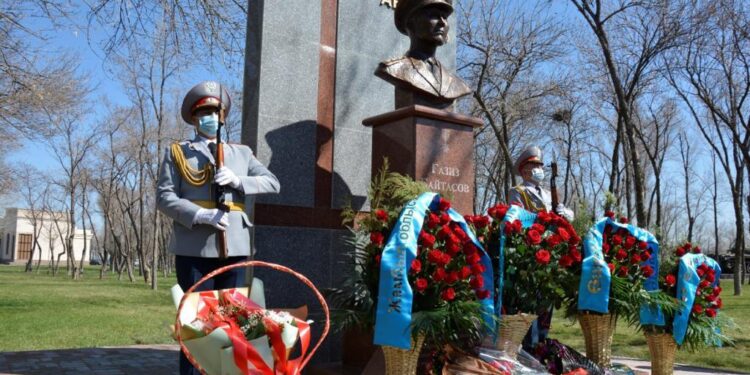 ТАРАЗДА ХАЛЫҚ ҚАһАРМАНЫ ҒАЗИЗ БАЙТАСОВТЫҢ ЕСКЕРТКІШІ БОЙ КӨТЕРДІ