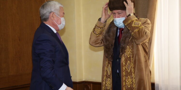 ОБЛЫС ӘКІМІ АЛЕКСАНДР САВЧЕНКОНЫ МЕРЕЙТОЙЫМЕН ҚҰТТЫҚТАДЫ