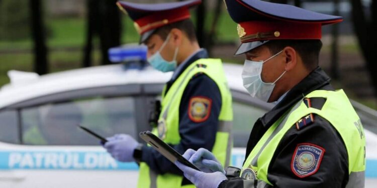 ЖАМБЫЛДЫҚ ПОЛИЦЕЙЛЕР КАРАНТИННІҢ ШЕКТЕУ ШАРАЛАРЫН САҚТАУҒА ШАҚЫРДЫ