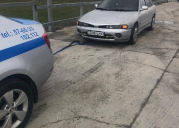 ЖАМБЫЛДЫҚ ПОЛИЦЕЙЛЕР КӨЛІГІ ЖОЛДА ҚАЛҒАН ЖҮРГІЗУШІЛЕРГЕ КӨМЕКТЕСУДІ ЖАЛҒАСТЫРУДА