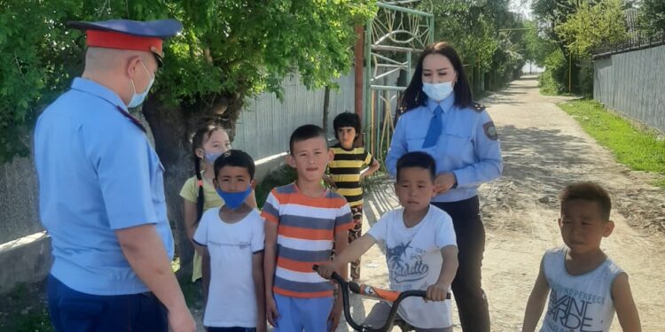 ЖАМБЫЛДЫҚ ПОЛИЦЕЙЛЕР МОБИЛЬДІ ТОПТАРДЫҢ АЛДЫН АЛУ ЖҰМЫСТАРЫ ТУРАЛЫ АЙТЫП БЕРДІ