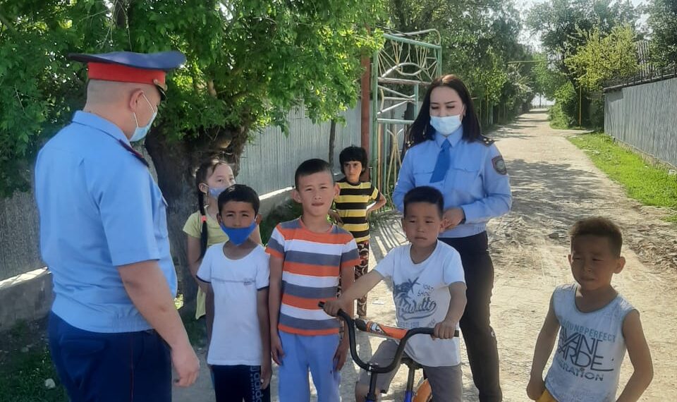 ЖАМБЫЛДЫҚ ПОЛИЦЕЙЛЕР МОБИЛЬДІ ТОПТАРДЫҢ АЛДЫН АЛУ ЖҰМЫСТАРЫ ТУРАЛЫ АЙТЫП БЕРДІ