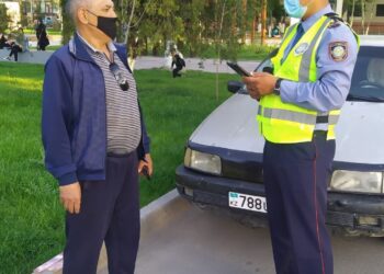 Жамбылдық полицейлер азаматтарды жол қозғалысы  ережелерін бұзбауға шақырады
