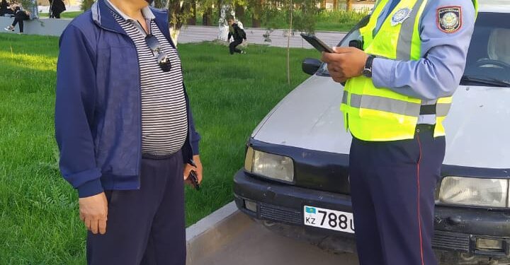 Жамбылдық полицейлер азаматтарды жол қозғалысы ережелерін бұзбауға шақырады