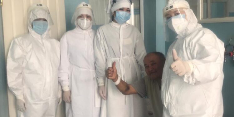 Жамбыл облысы Талас аудандық орталық ауруханасынан 68 жастағы ер адам COVID- 19 вирусынан емделіп шықты