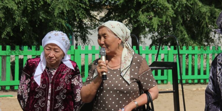 Жамбыл облысы Жамбыл ауданы түлектері ауылға ойын алаңшасын салып берді