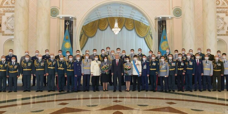 ПРЕЗИДЕНТ ЖАРЛЫҒЫМЕН ӘСКЕРИ ҚЫЗМЕТШІЛЕРГЕ ӘСКЕРИ ЖӘНЕ АРНАУЛЫ АТАҚТАР БЕРІЛДІ