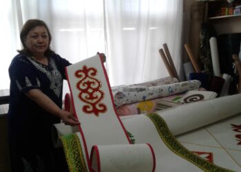 ТАРАЗДЫҚ КӘСІПКЕР ҚЫТАЙ ҚАЗАҚТАРЫНАН ҮЙРЕНГЕН ОЮ- ӨРНЕКТІҢ СЫРЫН АШТЫ