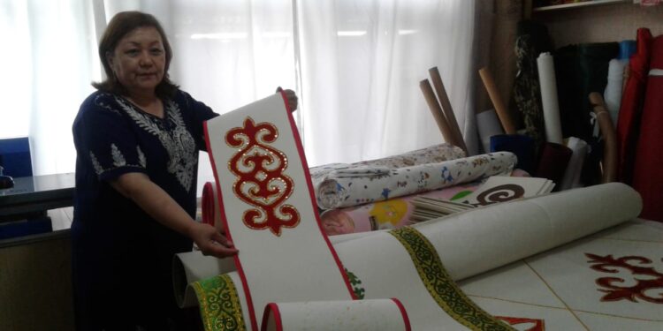 ТАРАЗДЫҚ КӘСІПКЕР ҚЫТАЙ ҚАЗАҚТАРЫНАН ҮЙРЕНГЕН ОЮ- ӨРНЕКТІҢ СЫРЫН АШТЫ