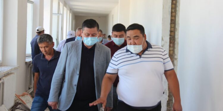 Жамбыл ауданының әкімі аудандағы жөндеу жұмыстары жүріп жатқан мектептерді аралады