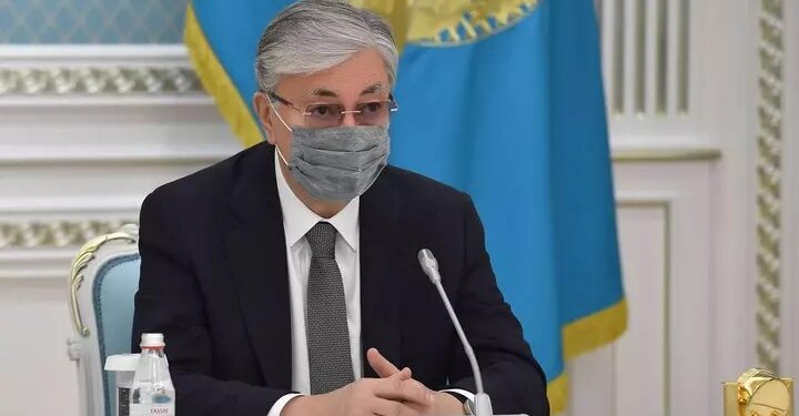 «Қоғамға өте қауіпті»: Президент вакцина паспортын сататындарды қатаң жазалауға шақырды