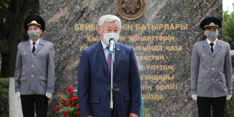 Таразда ерлікпен қаза тапқан Ұлттық қауіпсіздік қызметкерлеріне арналған ескерткіш ашылды