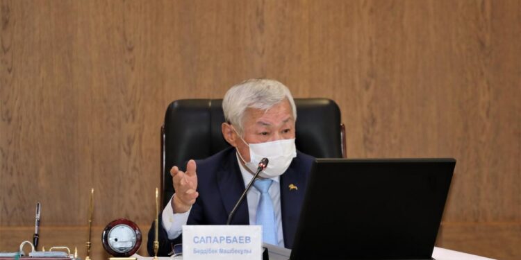 Бердібек Сапарбаев: Қаржы мен көмекті тірлігі ширақ шаруашылықтарға беру қажет