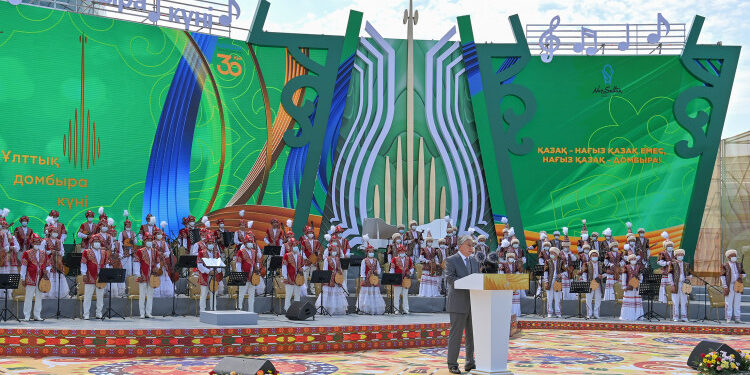 Мемлекет басшысы Ұлттық домбыра күніне арналған концертке барды