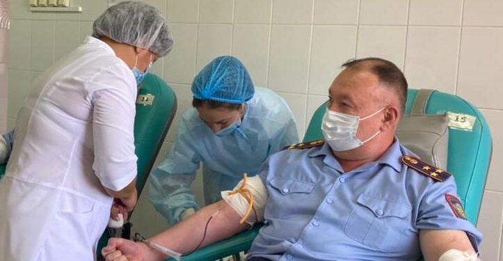 Жамбылдық полицейлер COVID-19-бен ауыратын науқастарды емдеу үшін иммундық плазма доноры болды