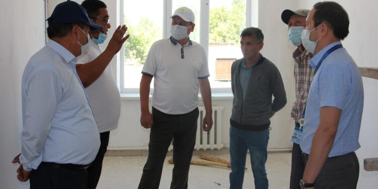 Жамбыл ауданының әкімі оқу жылының басталуына орай білім ордаларының жай-күйін көрді