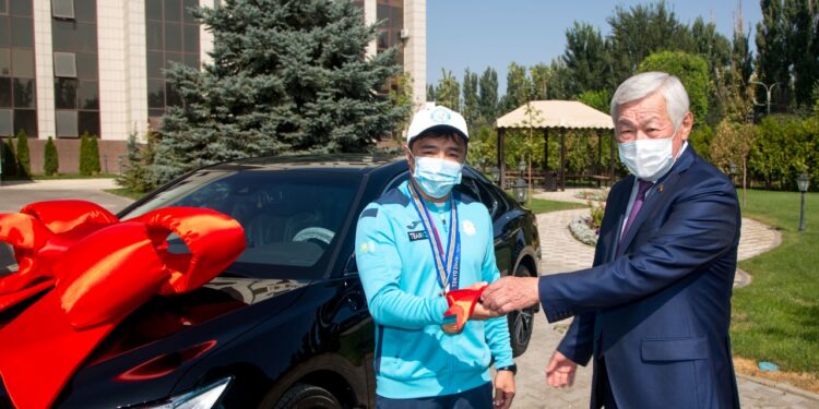 Жамбыл облысы әкімі Елдос Сметовке автокөлік кілтін табыстады