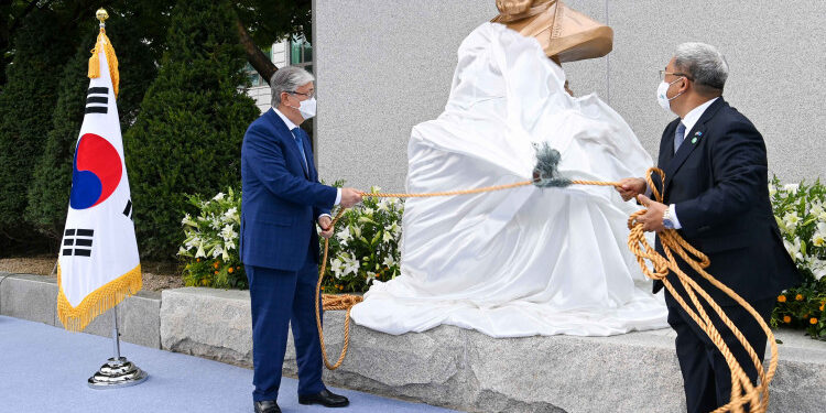 Қасым-Жомарт Тоқаев Сеулде Абай Құнанбайұлына қойылған бюсттің ашылу рәсіміне қатысты