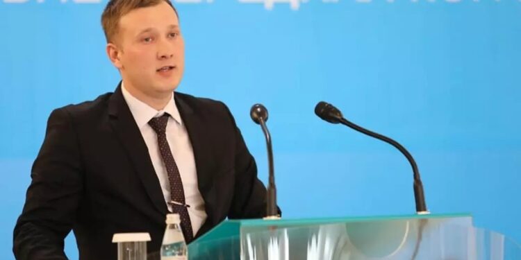 «Қазақша білгенім үшін мақтанбаймын»: Орыс сыныбына «Қазақстан тарихынан» сабақ беретін неміс жігіті жайлы не білеміз