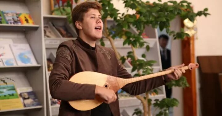 «Қазақ тілінің арқасында көтерілдім»: Балалар үйінде өсіп, дәстүрлі ән айтатын орыс жігіті жайлы не білеміз