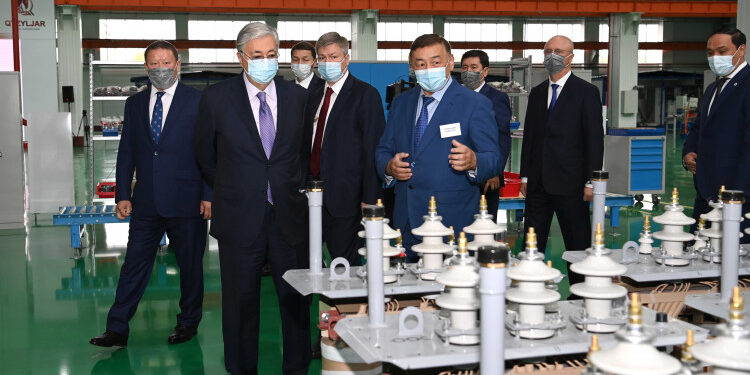 Қасым-Жомарт Тоқаев Петропавлдағы «Alageum Electric» электротехника зауытына барды