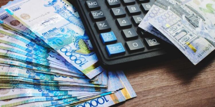 Тоқаев ең төменгі жалақы деңгейін 42 500 теңгеден 60 мыңға ұлғайтуды тапсырды