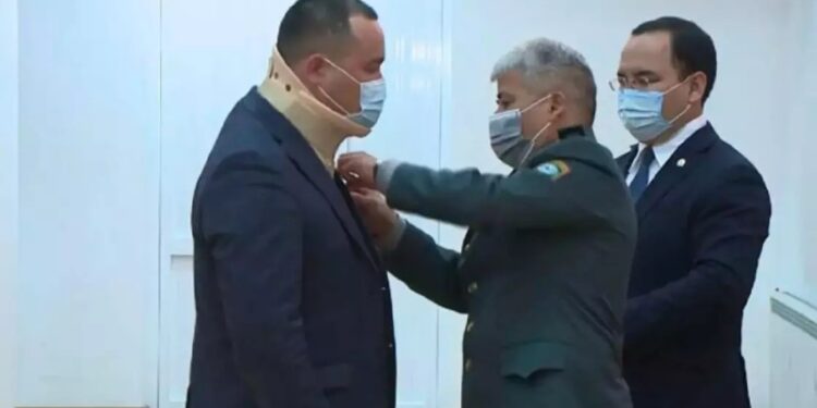 Жамбылдағы жарылыс: Зардап шеккен 48 өрт сөндіруші марапатталды