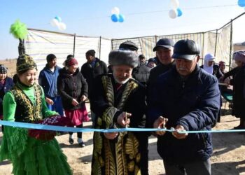 Жамбылдықтар көп балалы отбасына асарлатып баспана салып берді