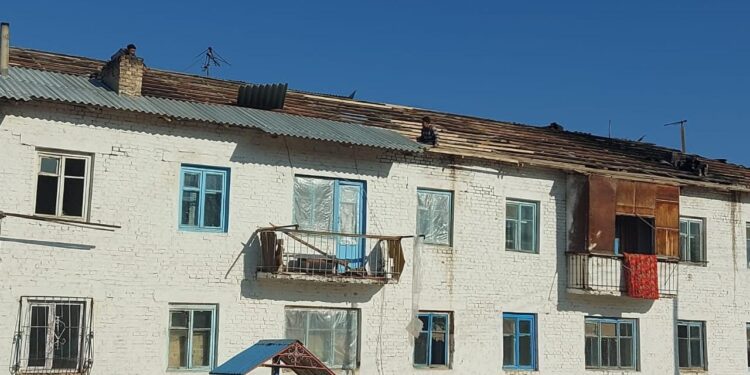 Жамбылда депутат желден зақымданған 16 пәтерлі үйдің шатырын жөндеп беруде