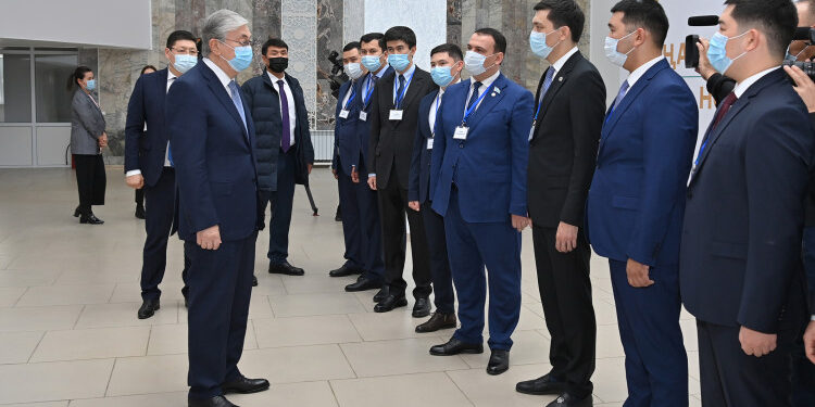 Қасым-Жомарт Тоқаев Президенттік жастар кадр резервінің өкілдерімен кездесті