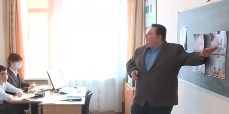 Қостанайда украин ұлтының өкілі қазақ тілінен сабақ береді
