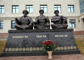 Таразда үш биге еңселі ескерткіш қойылды