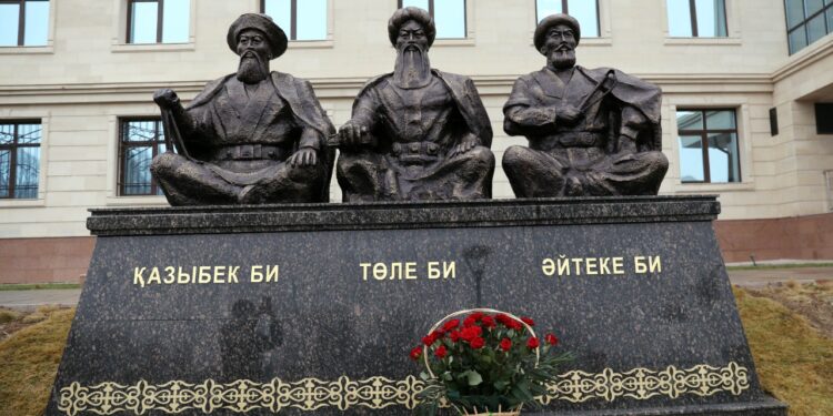 Таразда үш биге еңселі ескерткіш қойылды