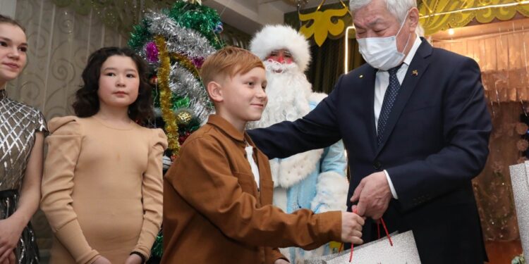 Бердібек Сапарбаев балаларды Жаңа жылмен құттықтады