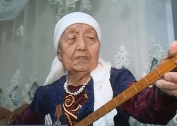 100-ден аса күй білетін 85 жастағы әжей балаларға домбыра үйретіп жүр
