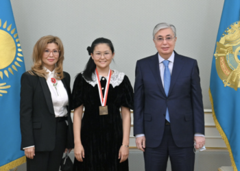 Қасым-Жомарт Тоқаев шахматтан әлем чемпионы Бибісара Асаубаеваны қабылдады