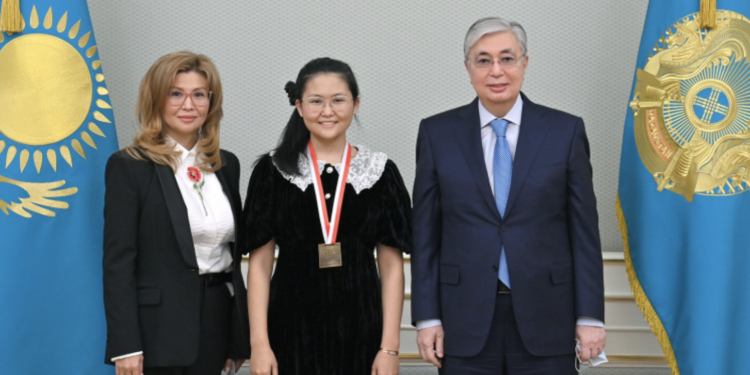 Қасым-Жомарт Тоқаев шахматтан әлем чемпионы Бибісара Асаубаеваны қабылдады