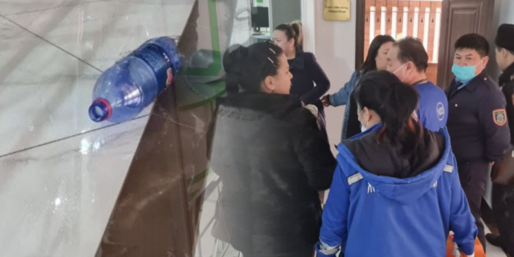«Бауырымның кінәсі жоқ». Тараз тұрғыны сот ғимаратында өзін өртемек болды