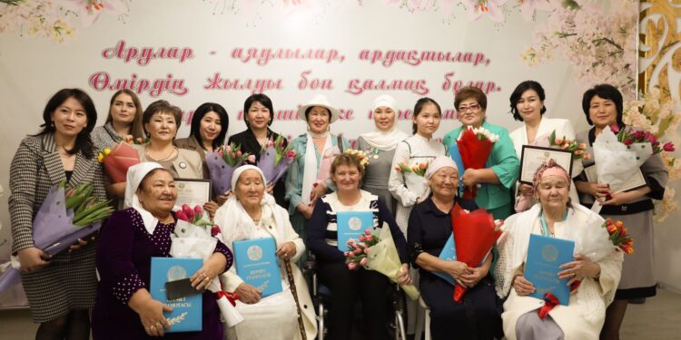 Ақжаулықты әжелер мен аналарға ерекше құрмет көрсетілді