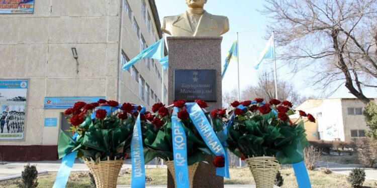 Таразда даңқты қолбасшы Бауыржан Момышұлының ескерткіші ашылды