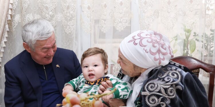 Сапарбаев ақ жаулықты әжелерді арнайы құттықтады
